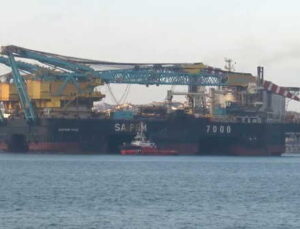 İstanbul Boğazı gemi trafiğine kapatıldı: Dev vinç gemisi geçiyor