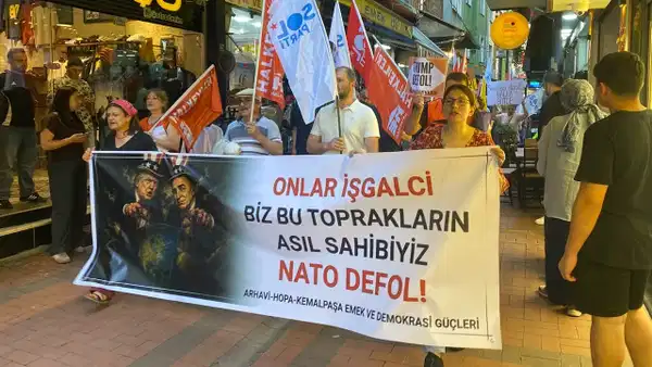 Hopa’da ‘NATO Zirvesi’ protestosu: ‘Bu memleket bizim, NATO defol’