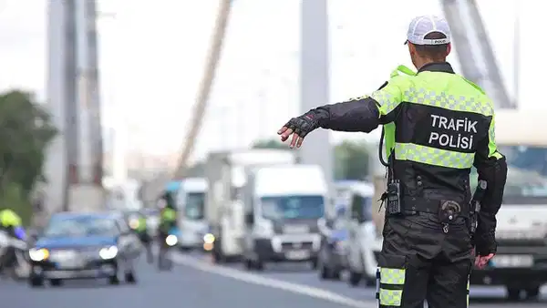 İstanbul’da birtakım yollar trafiğe kapatıldı: 6 metrobüs istasyonu hizmet dışı