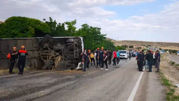 Kırıkkale’de yolcu otobüsü devrildi: Çok sayıda kişi yaralandı, sürücü gözaltında!