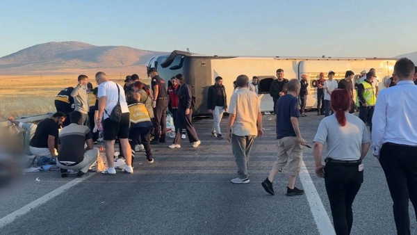 Kütahya’da korkunç kaza… Yolcu otobüsü devrildi: Çok sayıda yaralı var