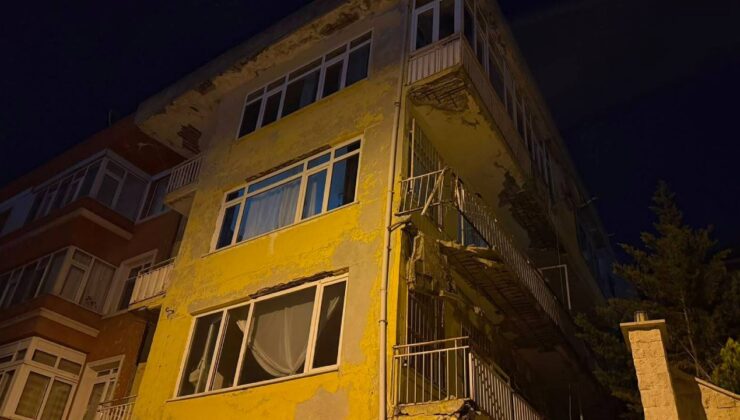 Üsküdar’da balkon çöktü: Bina tahliye edildi