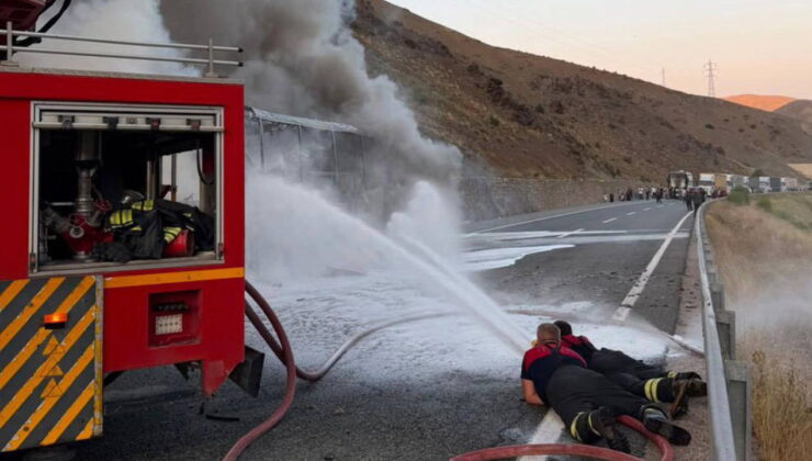 Erzincan’da yolcu otobüsü yandı